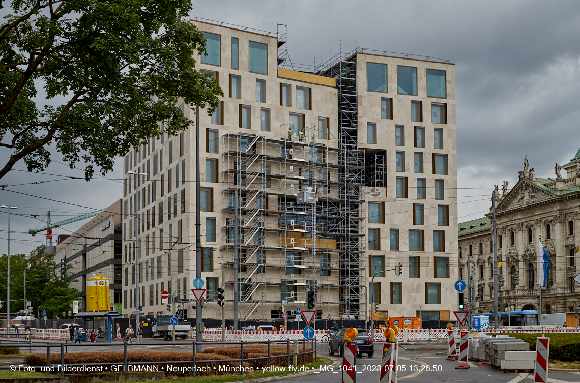 05.07.2023 - das Luxushotel Königshof verliert sein Gerüst