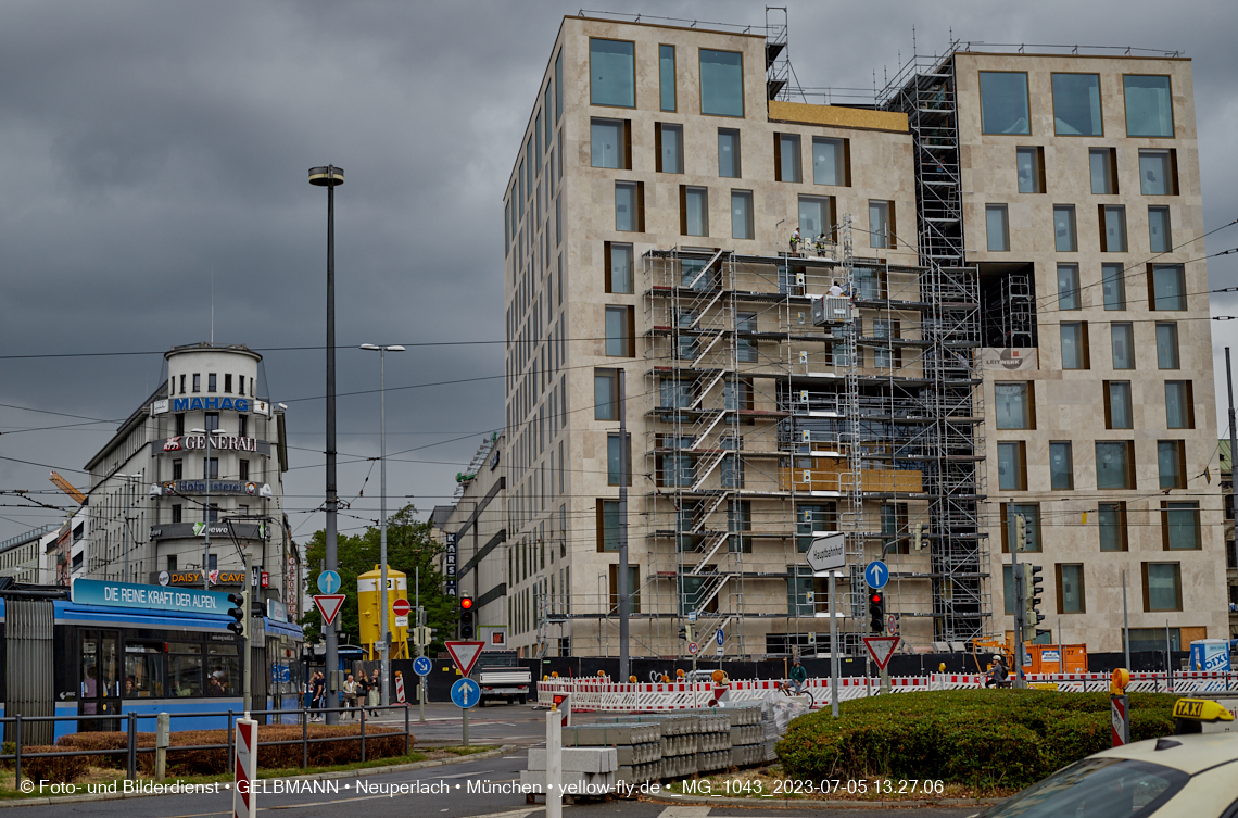 05.07.2023 - das Luxushotel Königshof verliert sein Gerüst