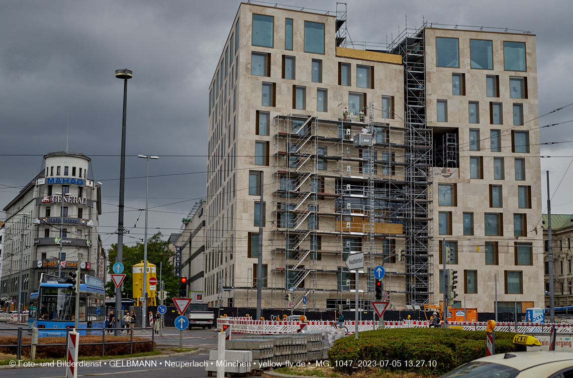 05.07.2023 - das Luxushotel Königshof verliert sein Gerüst