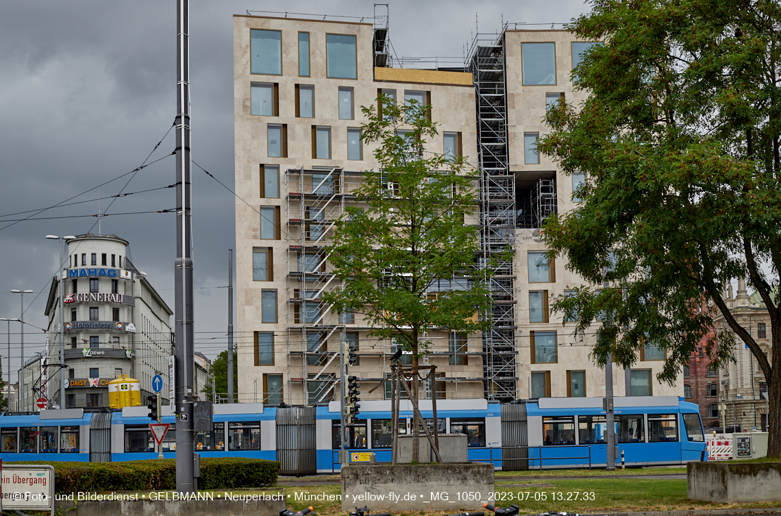 05.07.2023 - das Luxushotel Königshof verliert sein Gerüst