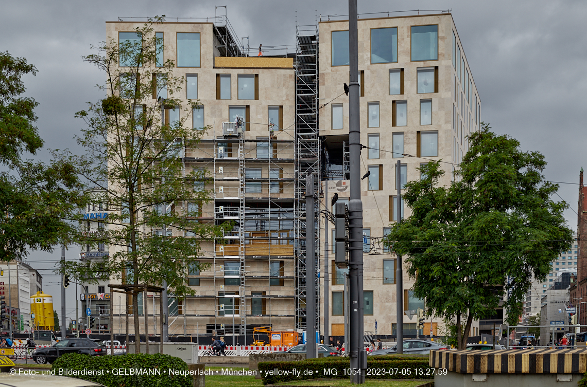 05.07.2023 - das Luxushotel Königshof verliert sein Gerüst
