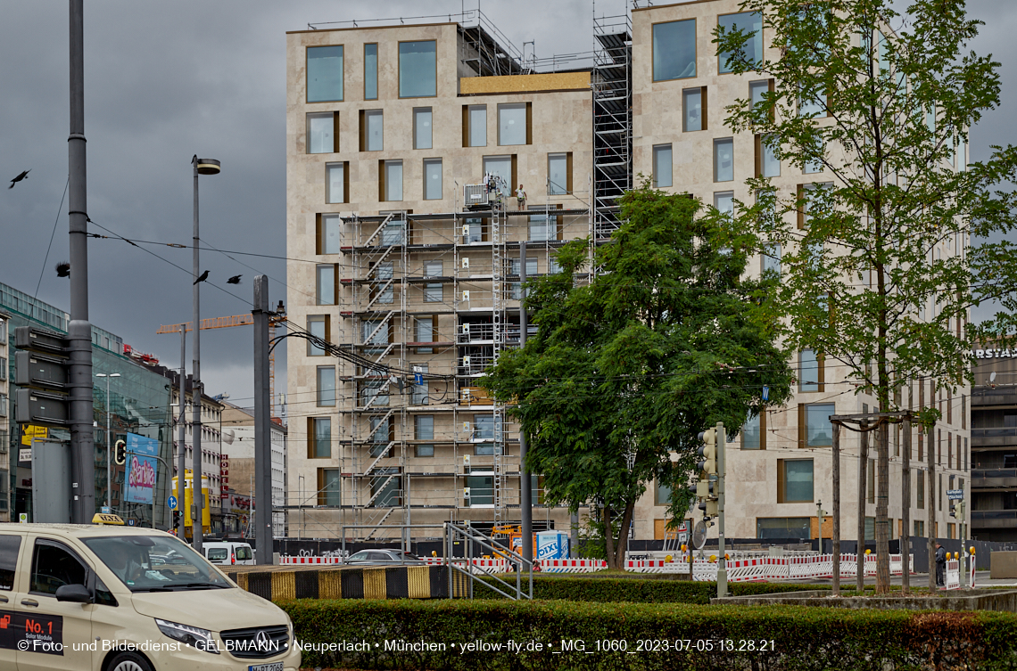 05.07.2023 - das Luxushotel Königshof verliert sein Gerüst