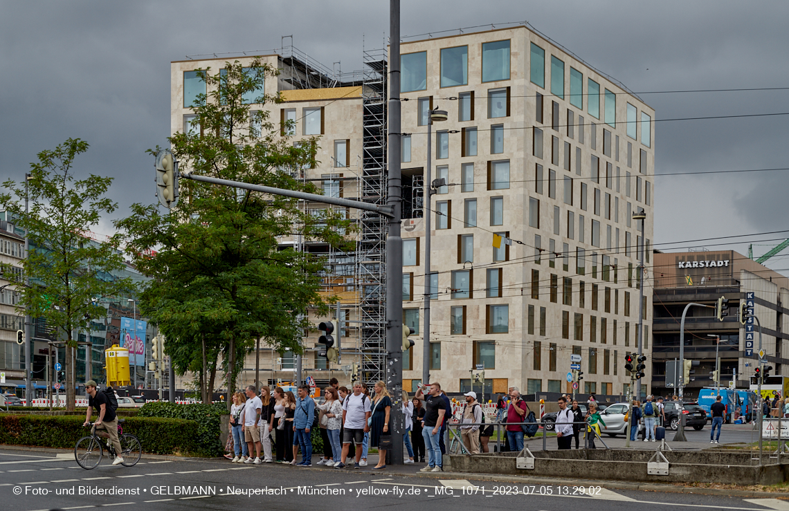 05.07.2023 - das Luxushotel Königshof verliert sein Gerüst