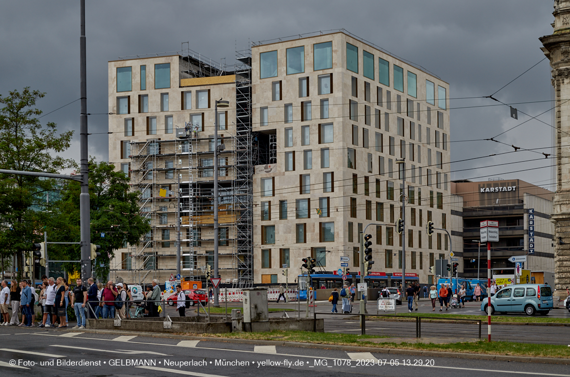 05.07.2023 - das Luxushotel Königshof verliert sein Gerüst