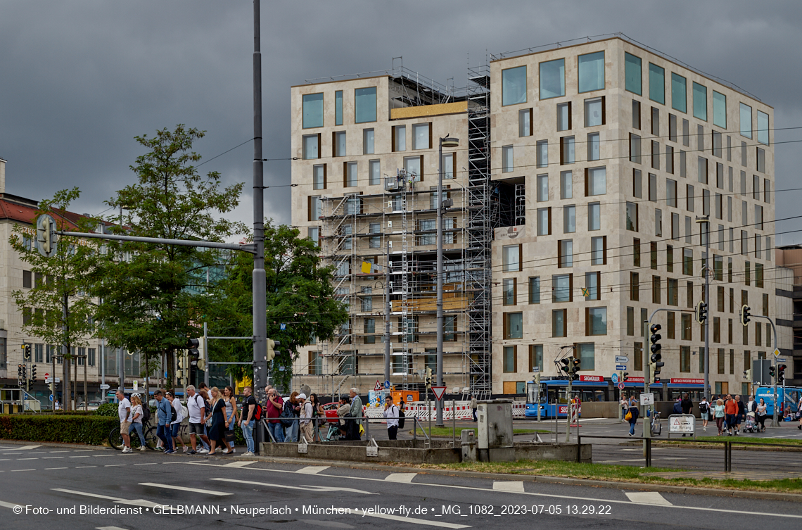 05.07.2023 - das Luxushotel Königshof verliert sein Gerüst