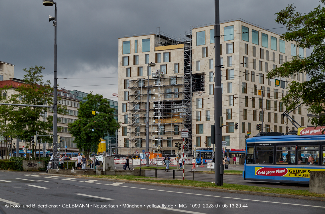 05.07.2023 - das Luxushotel Königshof verliert sein Gerüst