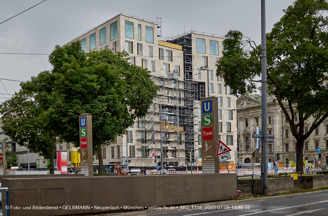 05.07.2023 - das Luxushotel Königshof verliert sein Gerüst