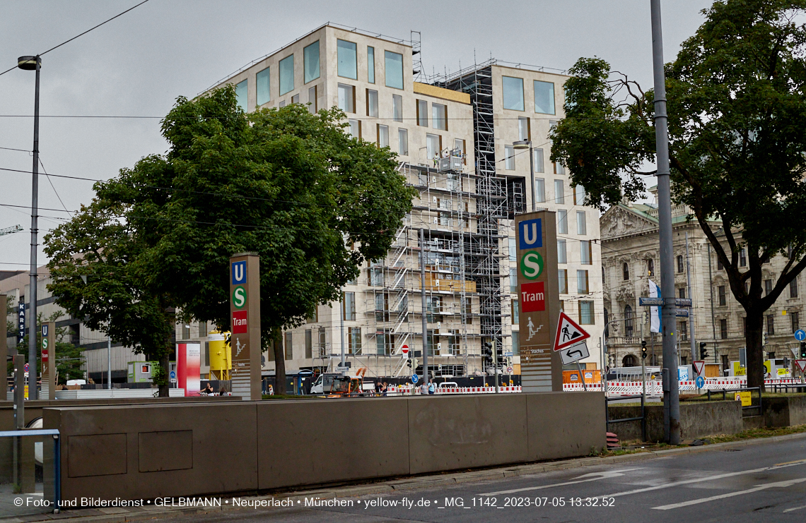 05.07.2023 - das Luxushotel Königshof verliert sein Gerüst