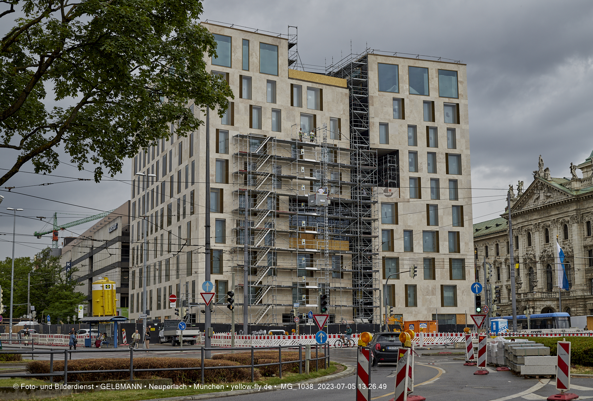 05.07.2023 - das Luxushotel Königshof verliert sein Gerüst
