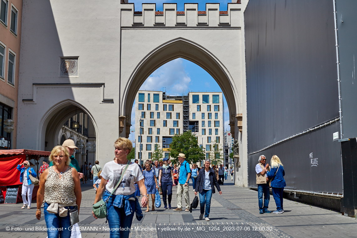 06.07.2023 - das Luxushotel Königshof verliert sein Gerüst