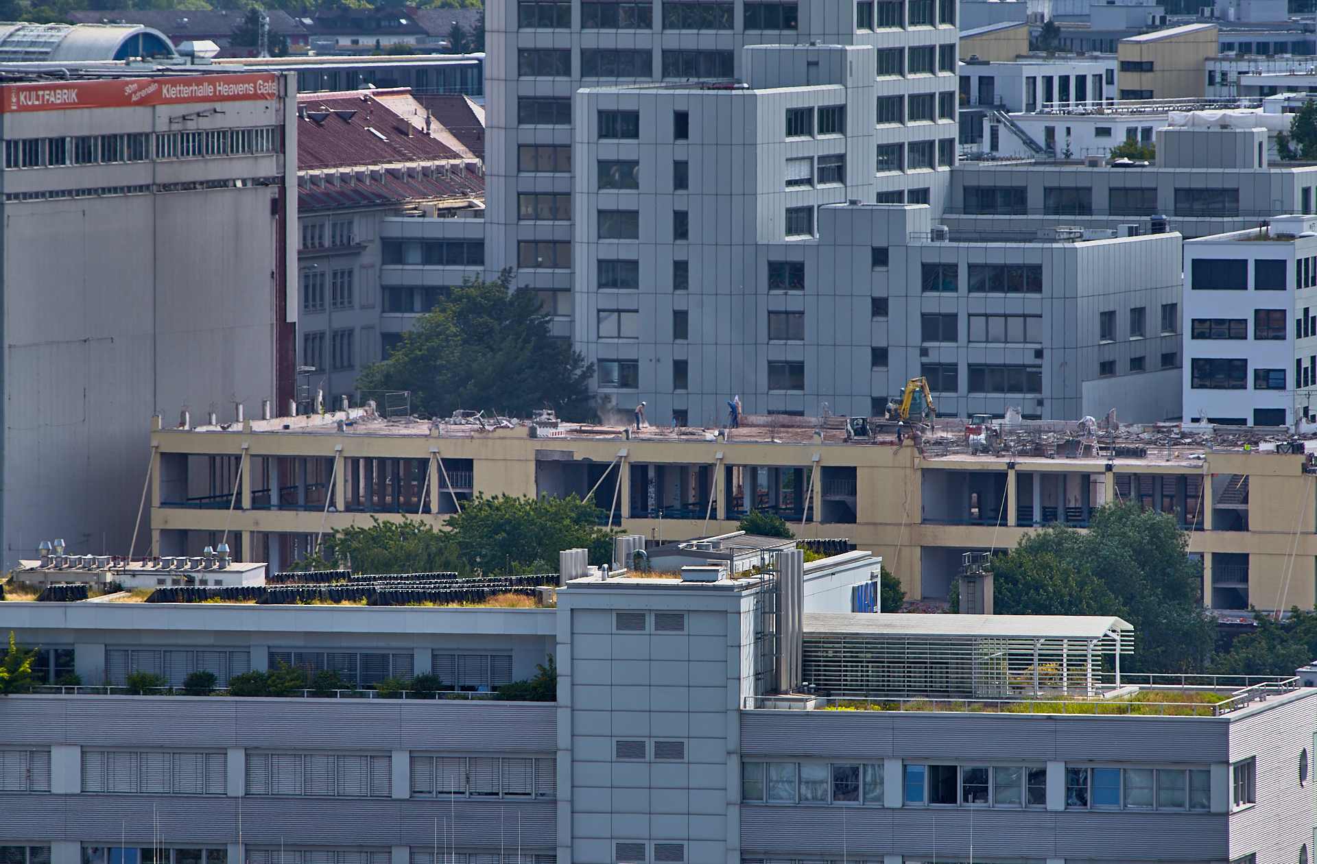 11.06.2014 - Dacharbeiten auf dem Werksgelände