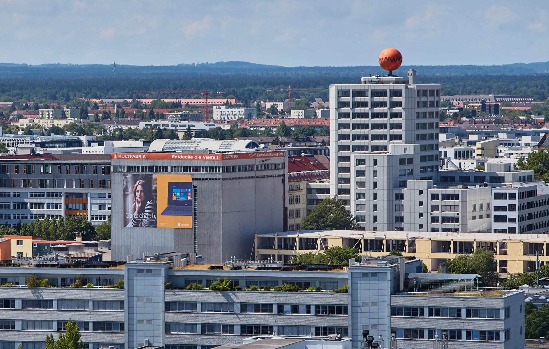 26.06.2014 - Das Fabrikgebäude zum neuen WERK 3 umgebaut. Das ATLAS Bürohaus hat noch die alte Fassade.