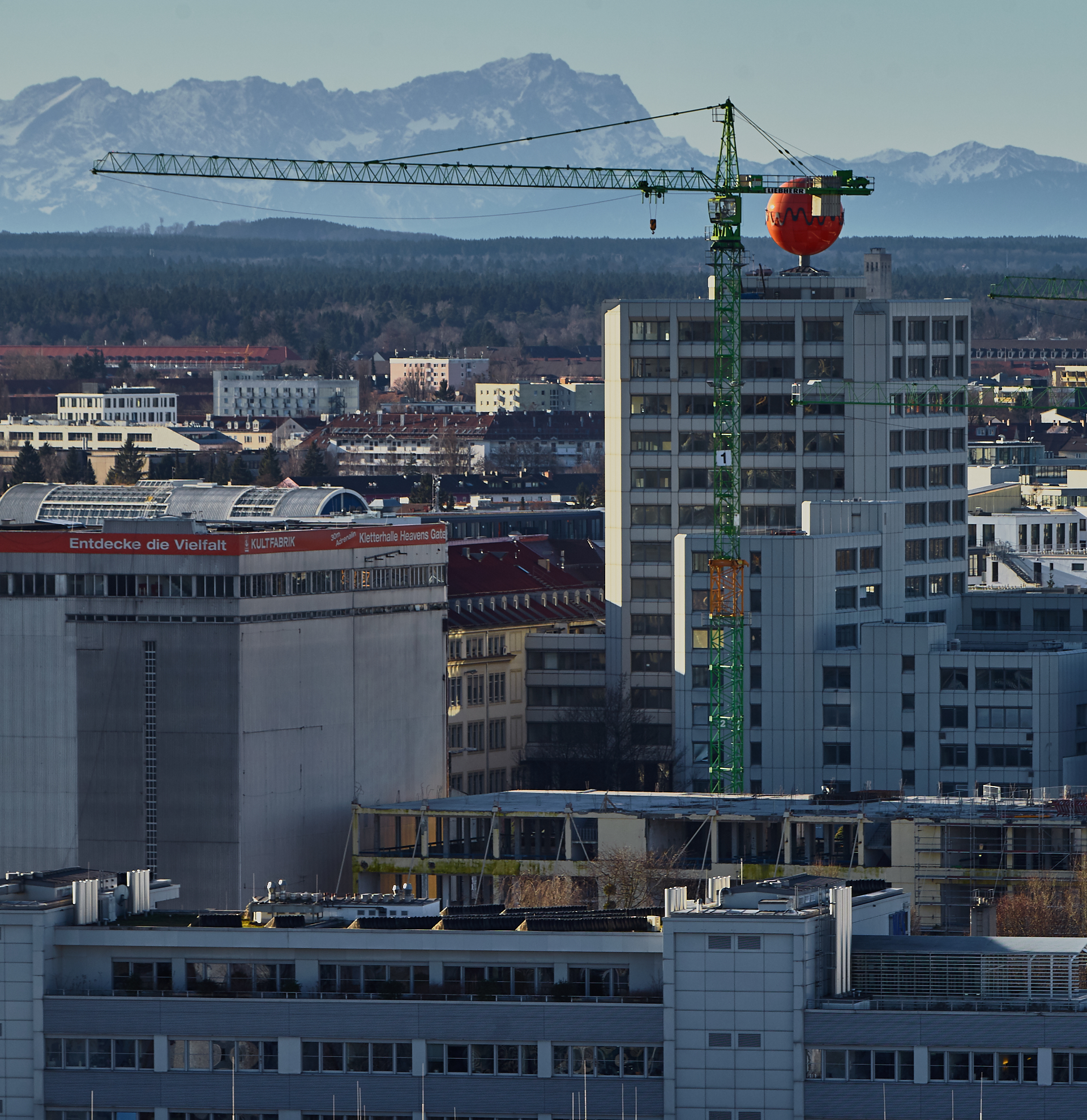 23.12.2014 - Blick auf das ATLAS-Hochhaus am Werksviertel