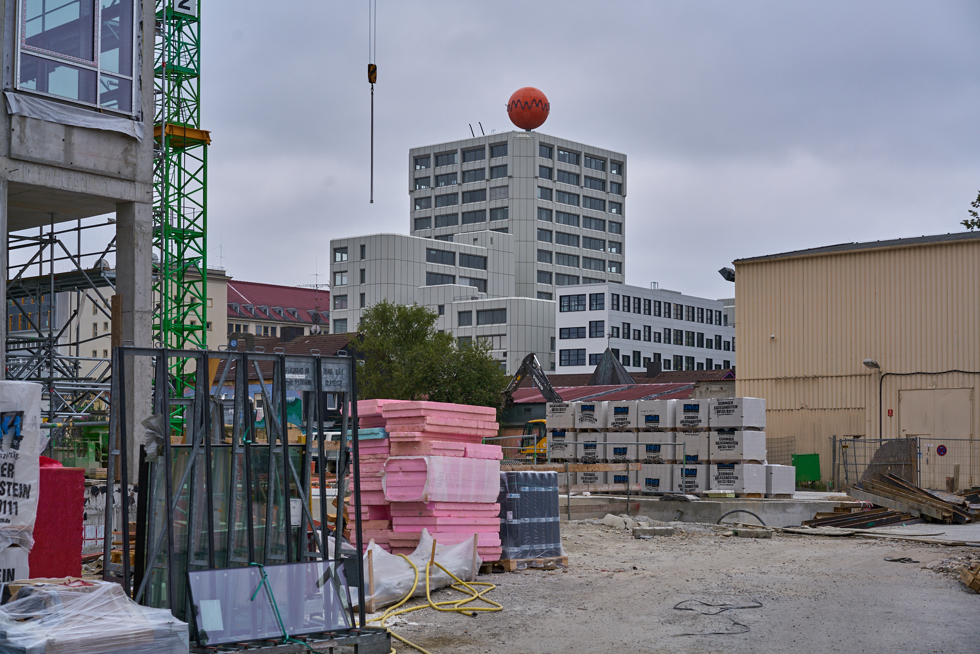 09.09.2015 - Das ATLAS-Gebäude hat noch seine alte Fassade. WERK 3 entsteht.
