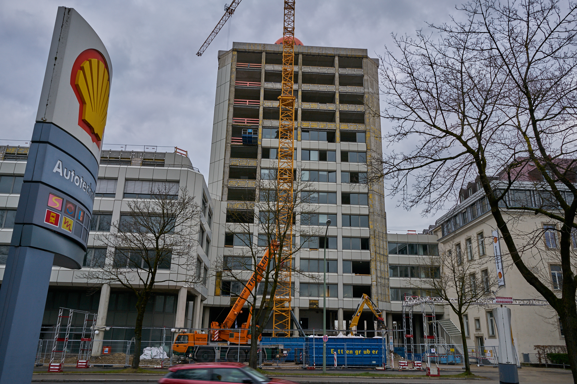 18.12.2018 - Die Fassaden am ATLAS Bürohochhaus wird entfernt