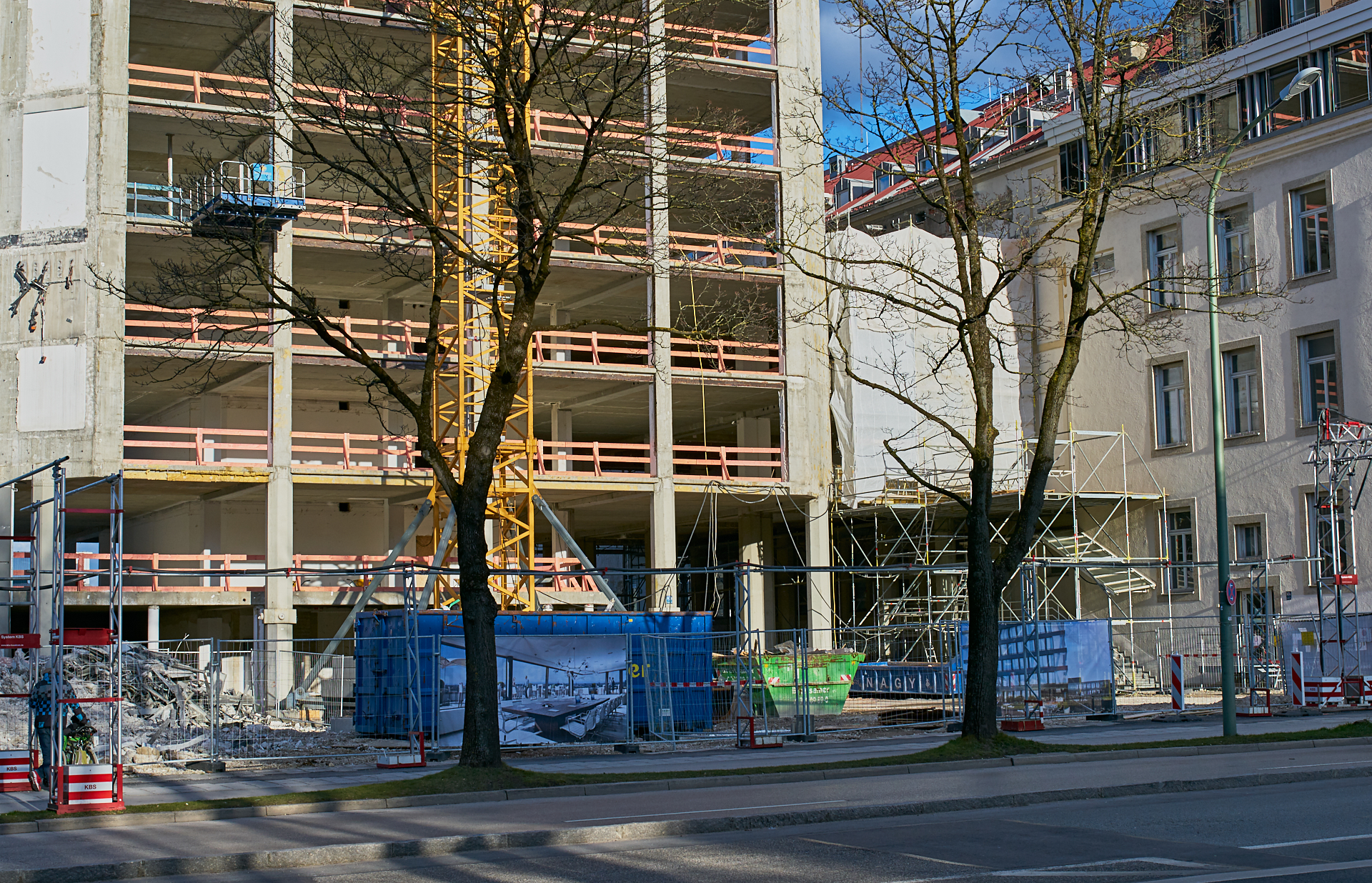 11.02.2016 - Das HIGHRISE-ONE im Anfangsstadium und ATLAS ohne Fassade