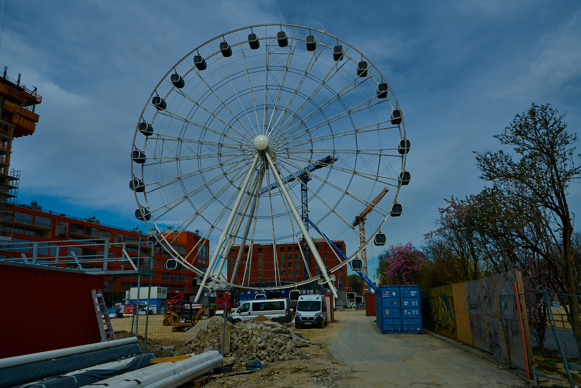 04.04.2019 - WERKSVIERTEL MITTE - Das weltgrößte mobile Riesenrad steht