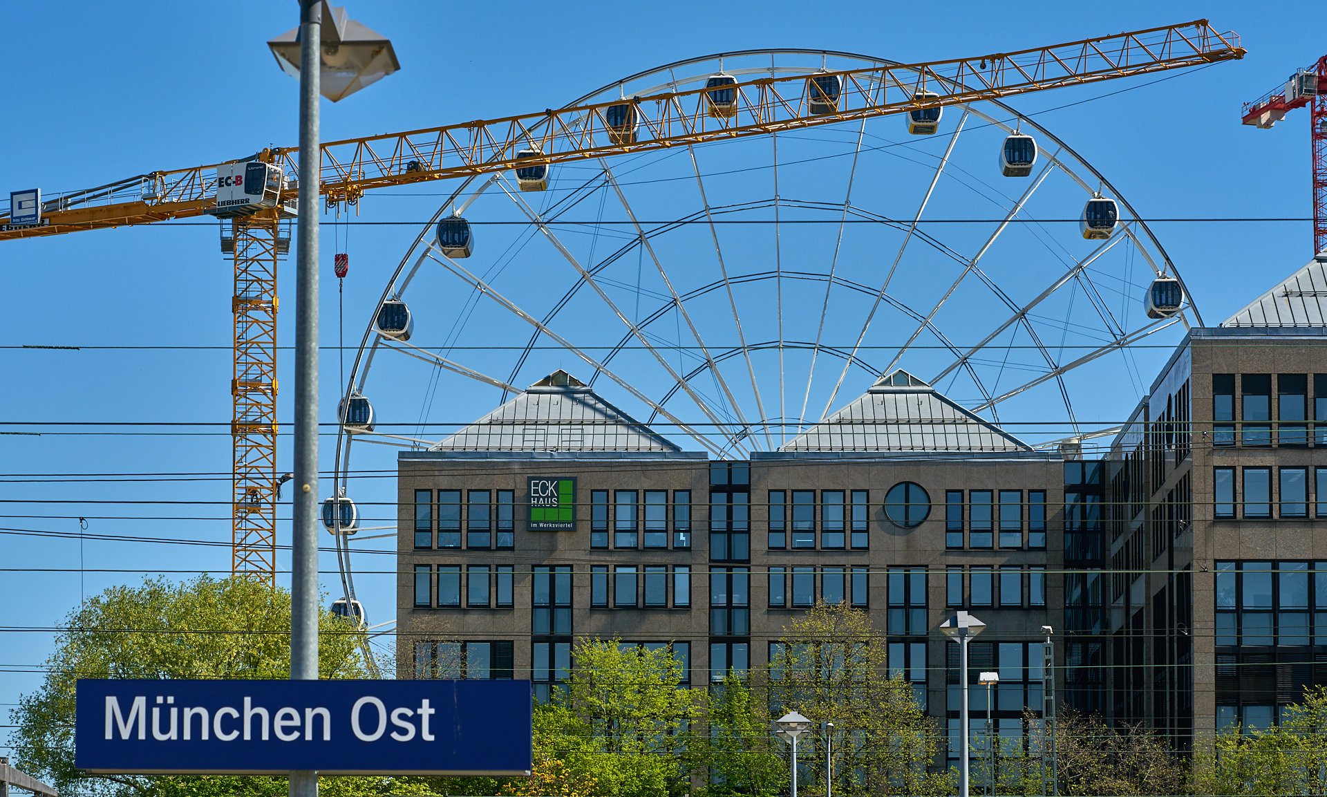 22.04.2019 - Das ECK HAUS und Riesenrad vom Ostbahnhof aus fotografiert